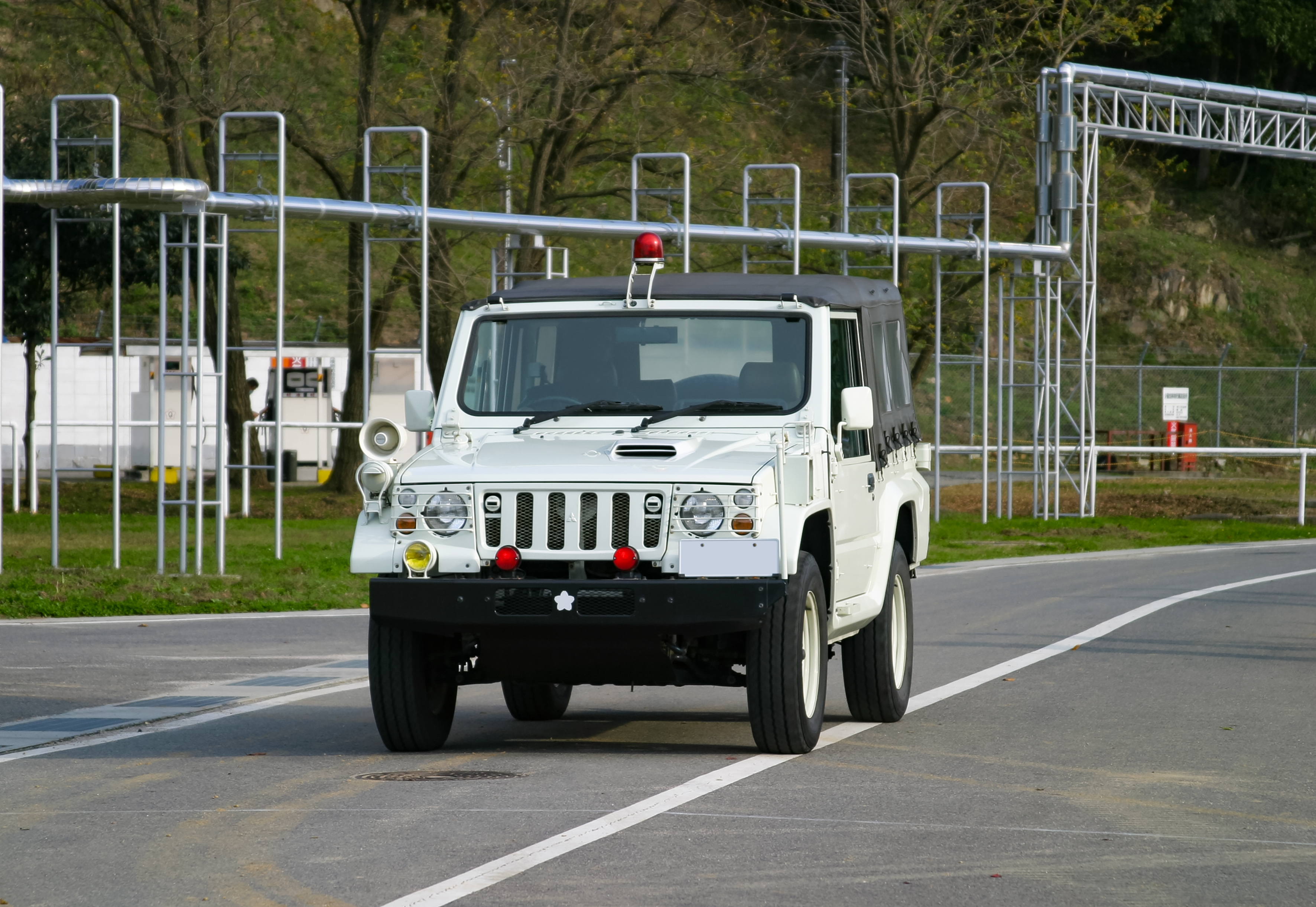 道路を走行する陸上自衛隊の警務車両