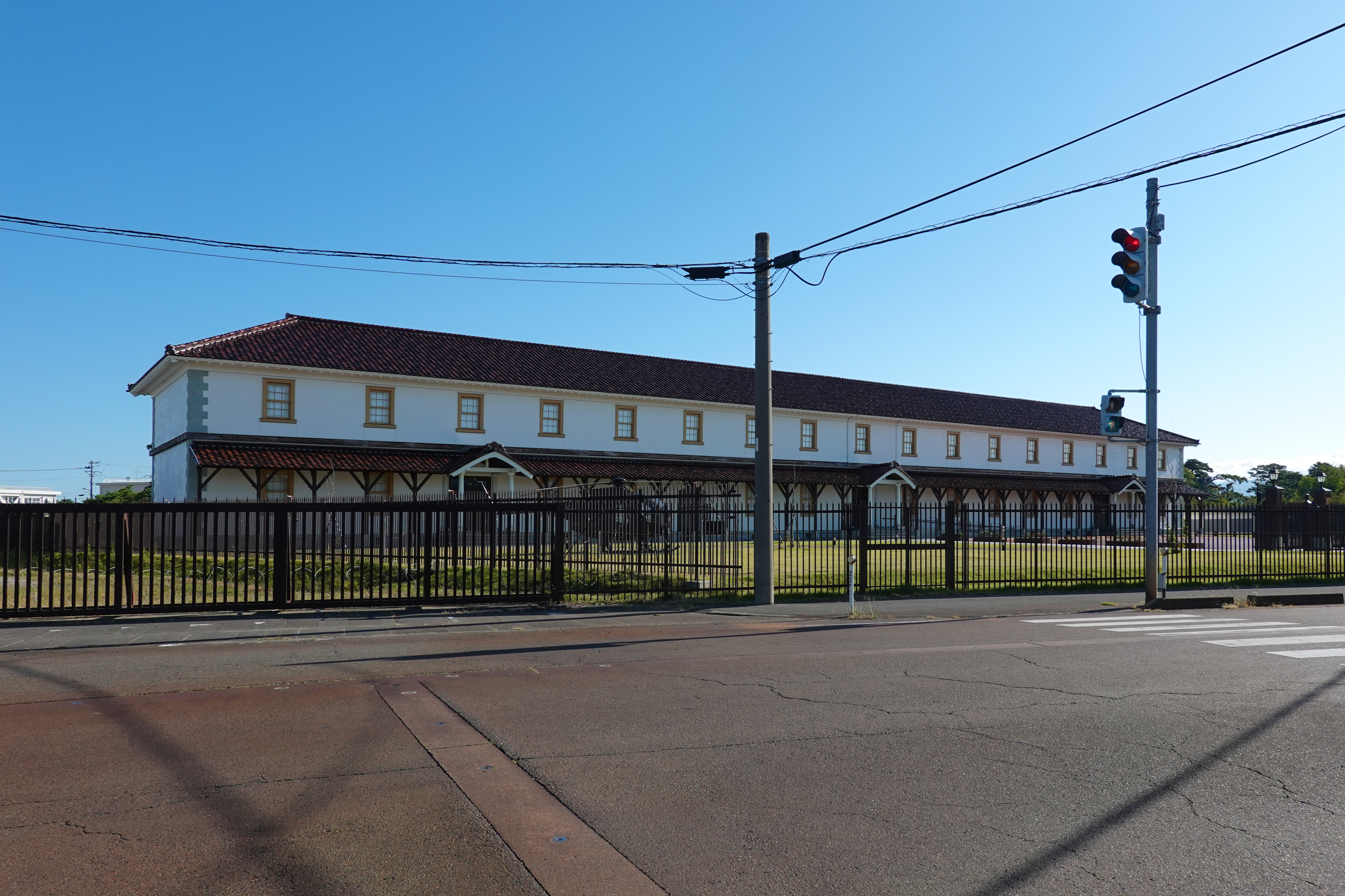 新潟県新発田市にある白壁兵舎広報史料館の外観