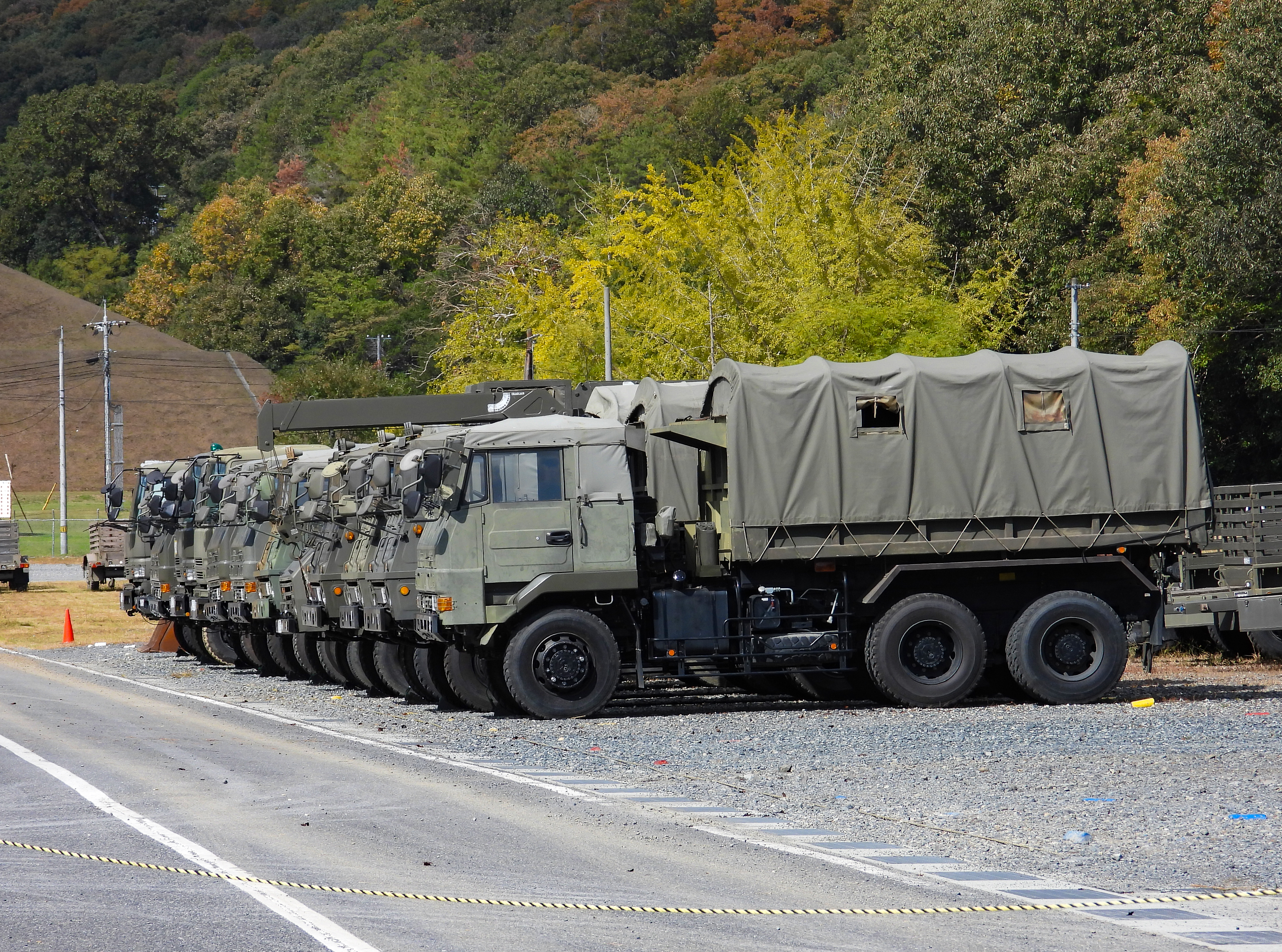 整列して駐車する陸上自衛隊のトラック群