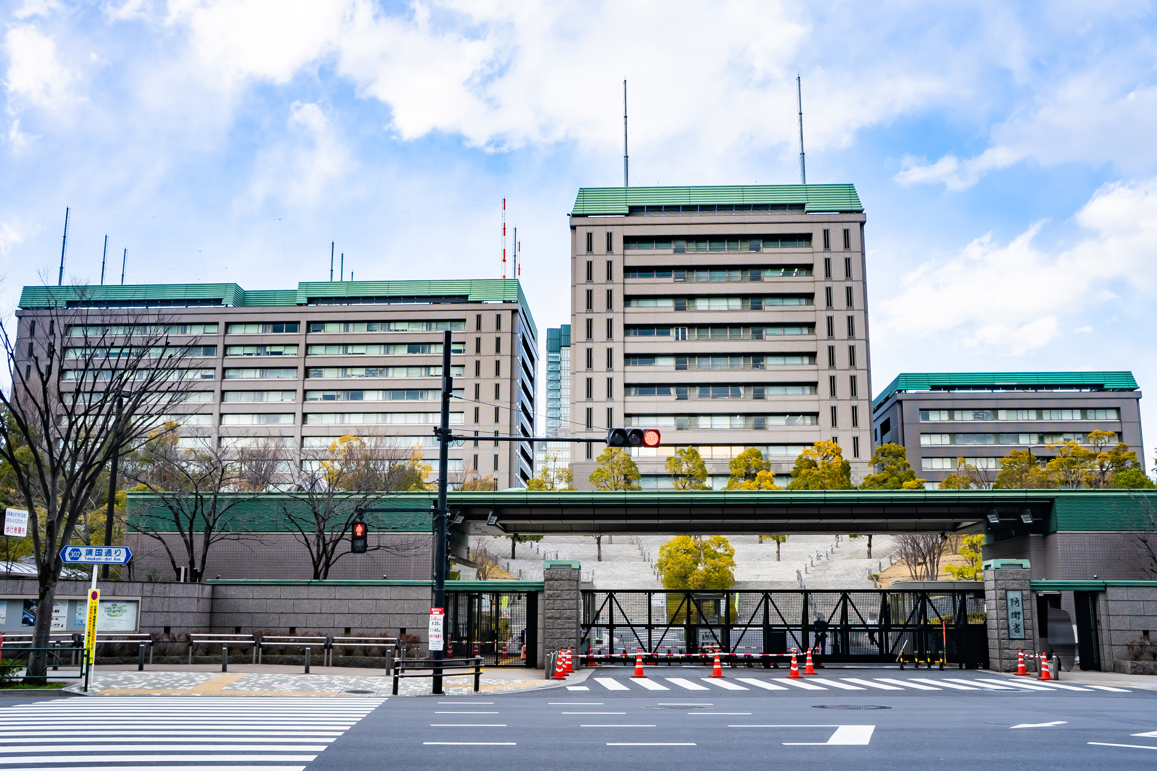 正門前から見た防衛省庁舎