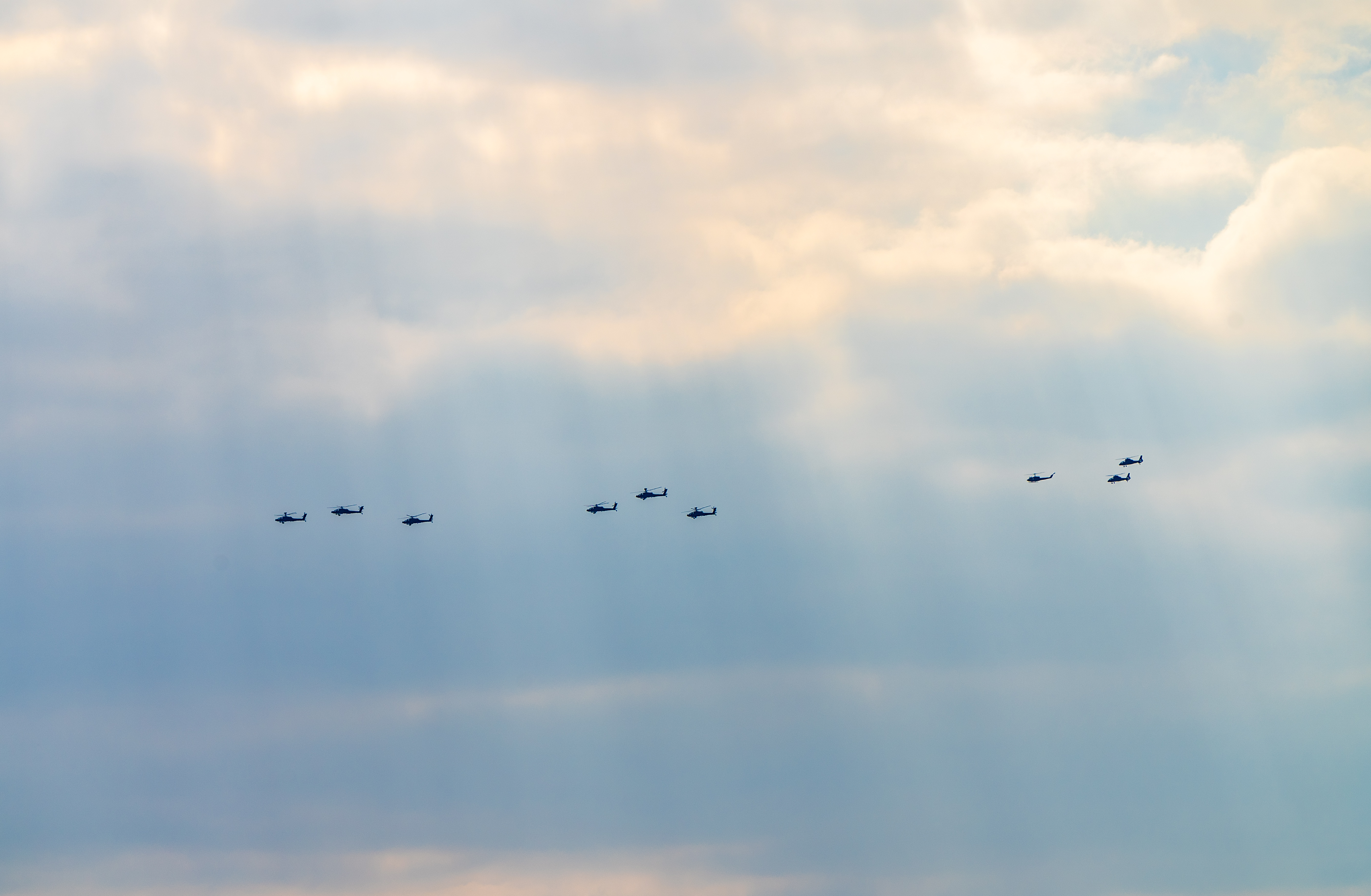 編隊で飛行する目達原駐屯地のヘリコプターデモ