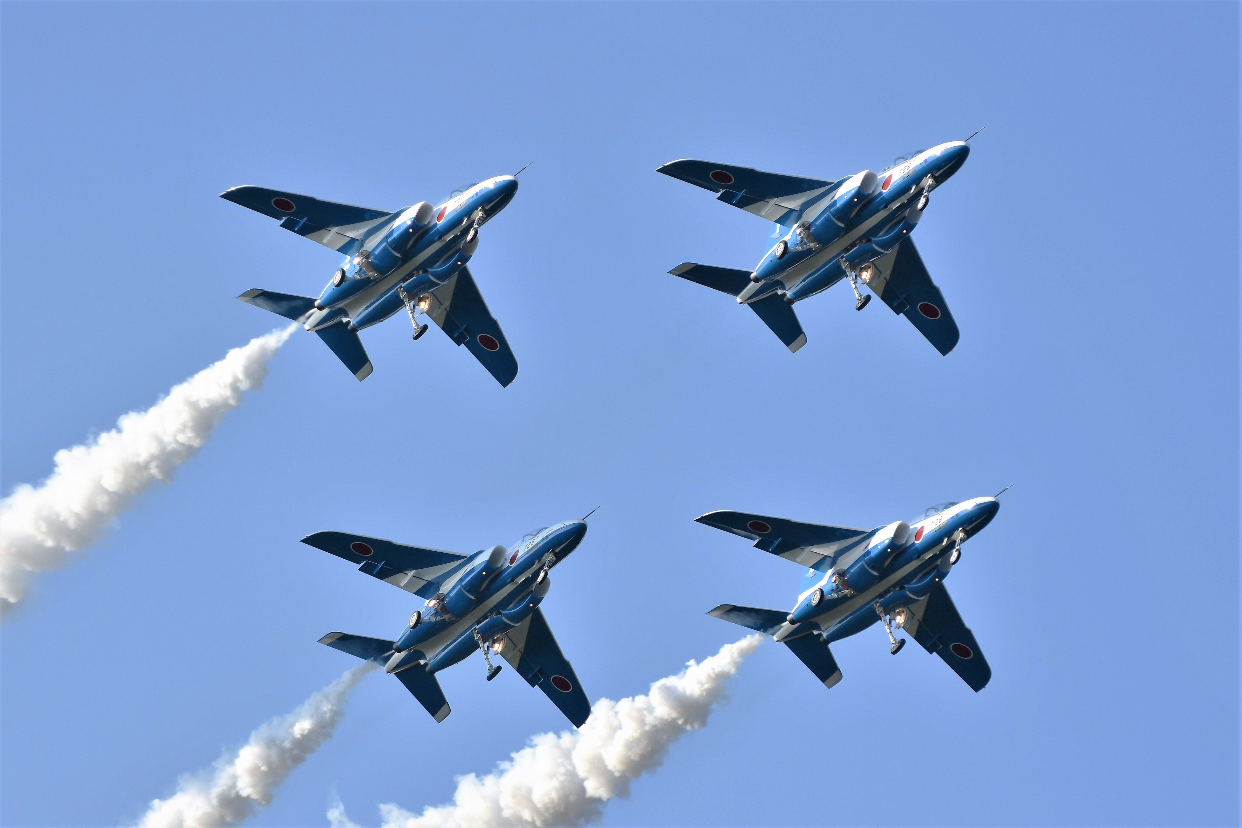 青空を背景に編隊飛行を行うブルーインパルス