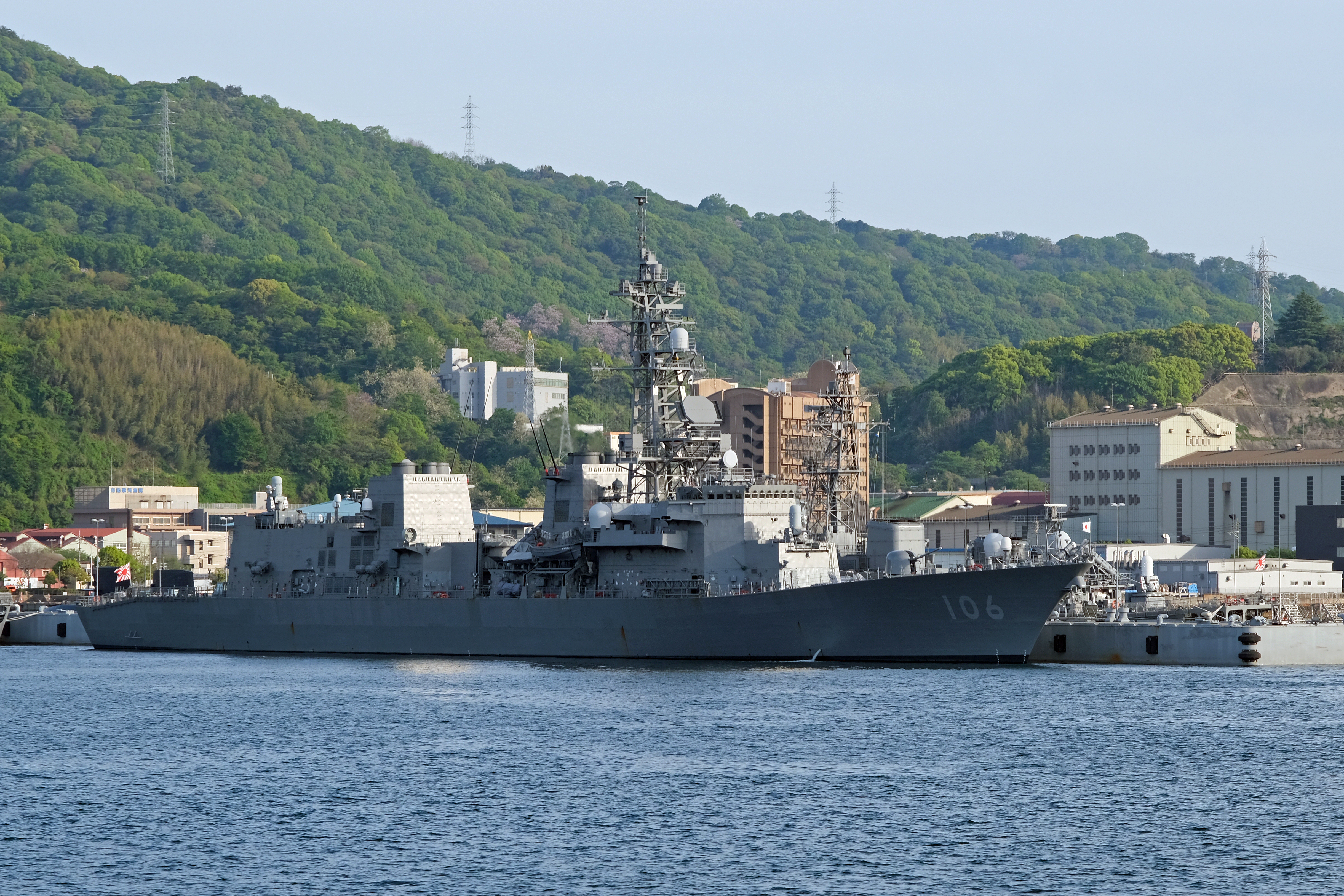 港に停泊する海上自衛隊護衛艦さみだれ