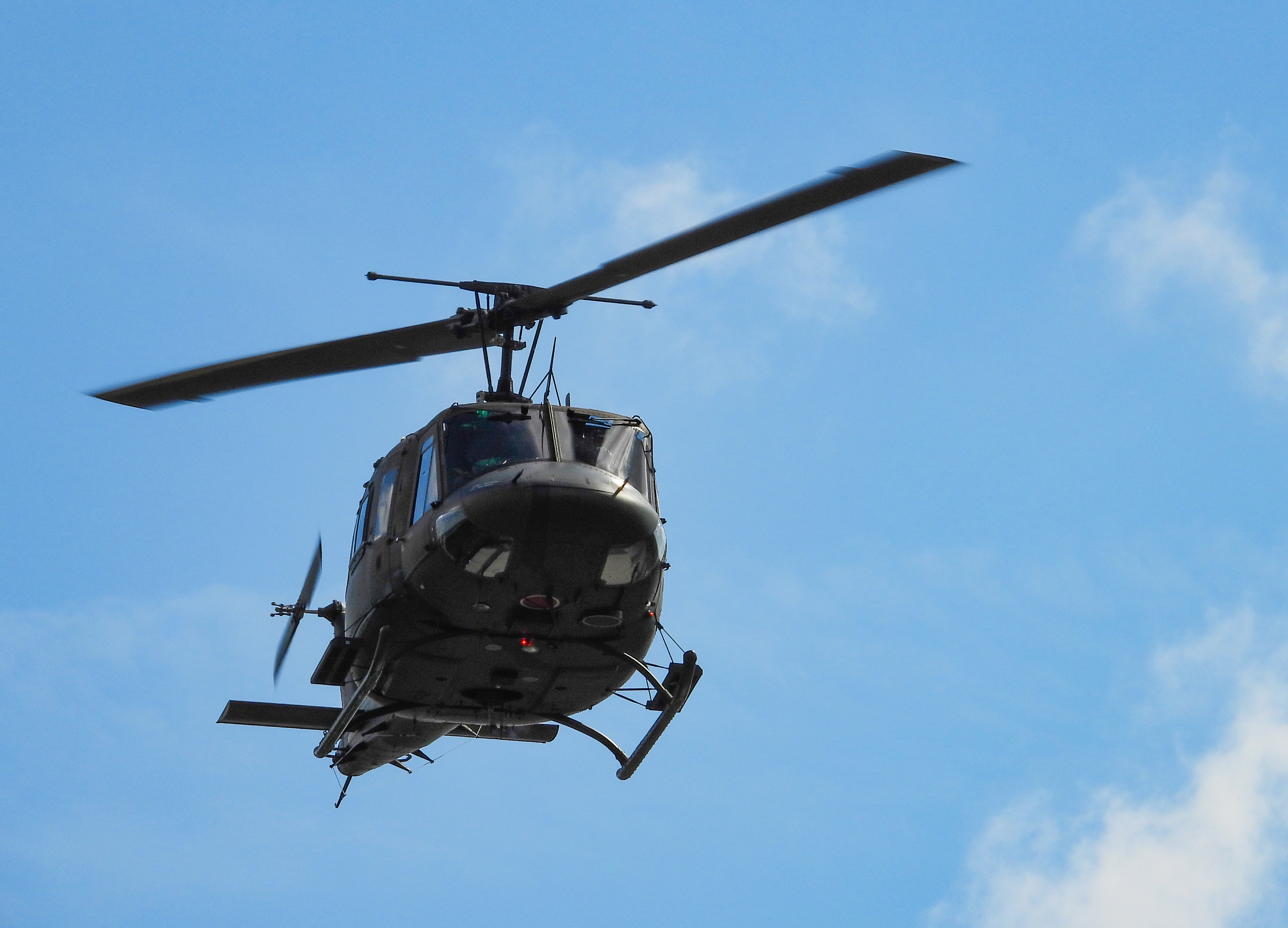 上空を訓練飛行する陸上自衛隊UH-1Jヘリコプター