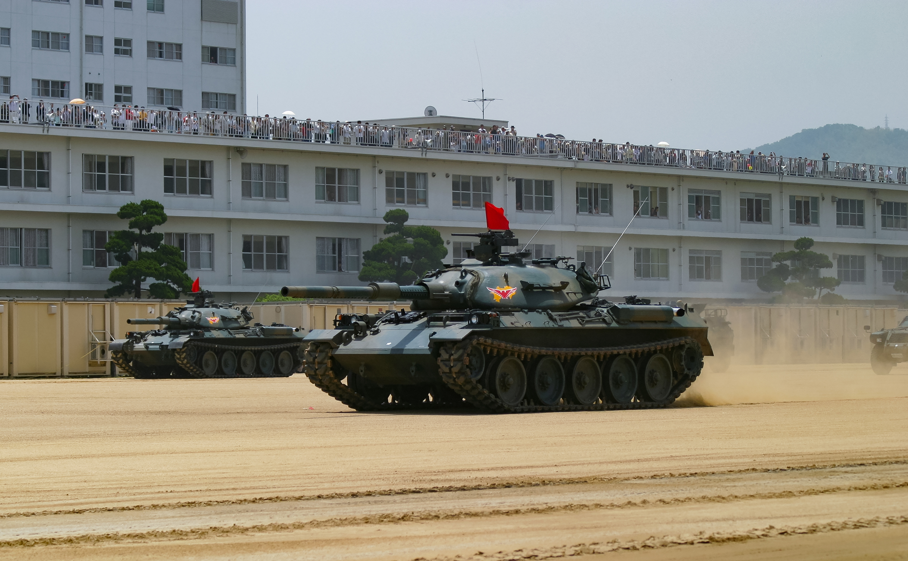 訓練展示で走行する陸上自衛隊74式戦車