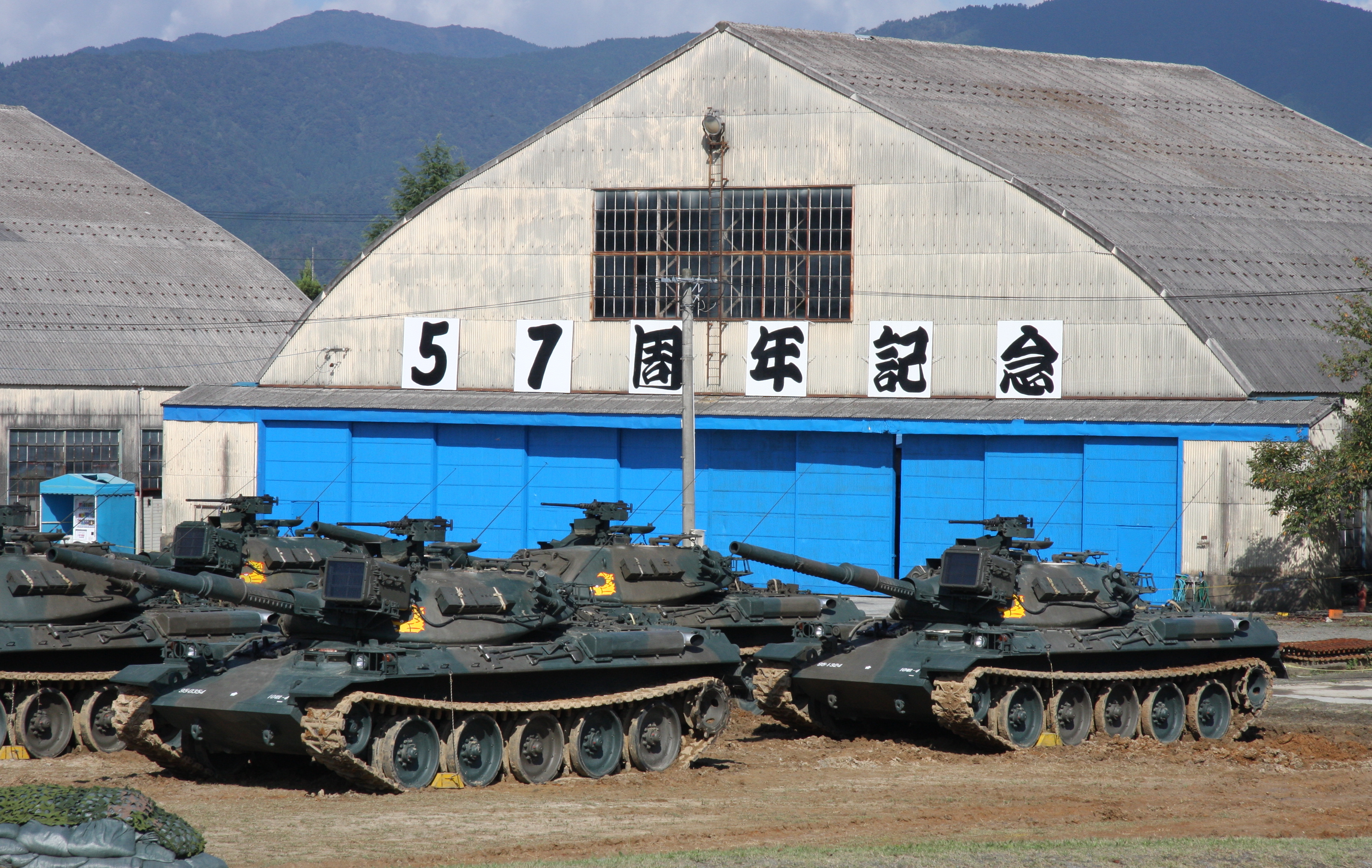 今津駐屯地のグラウンドに並ぶ陸上自衛隊74式戦車