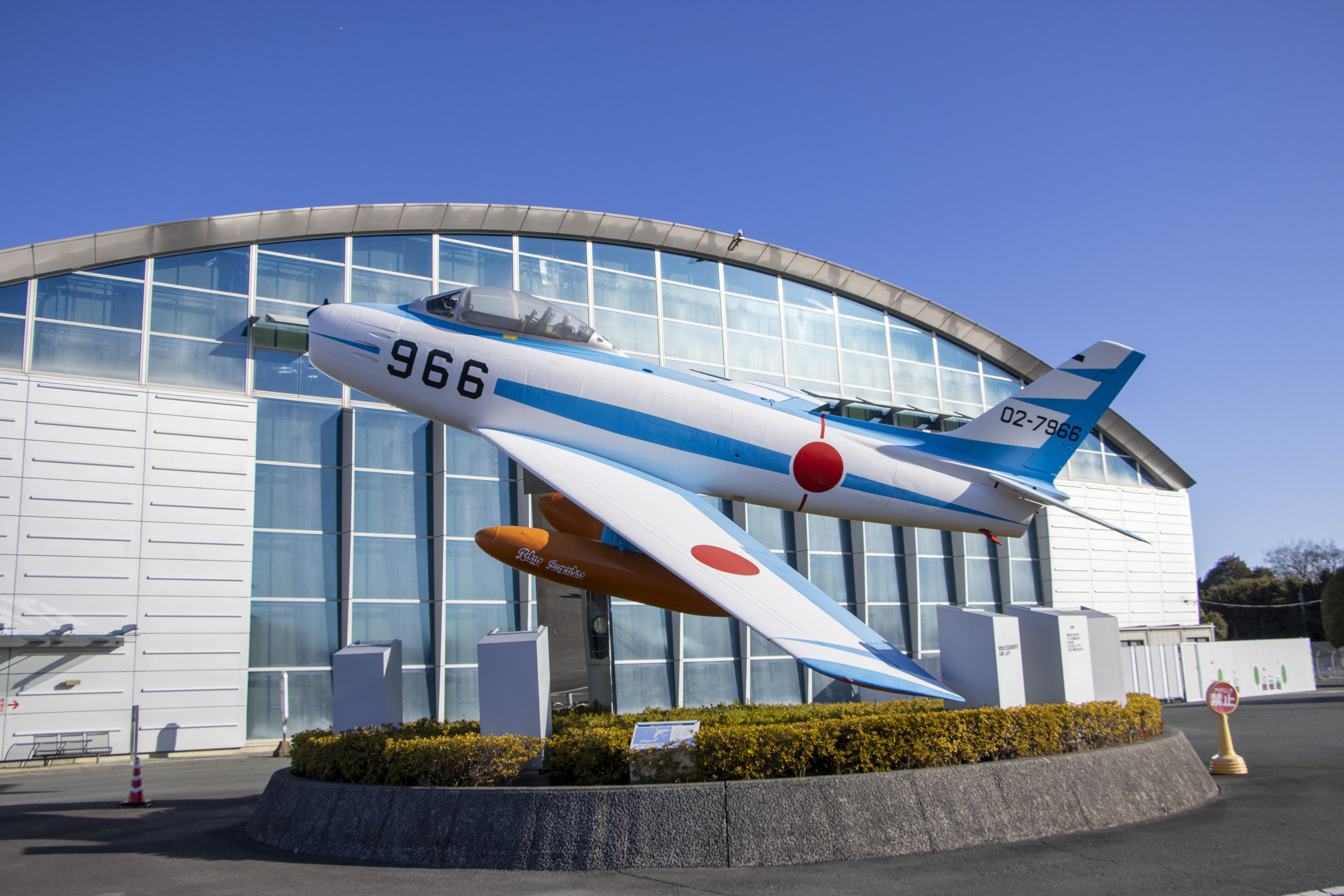 エアーパークの屋外展示機と航空自衛隊浜松基地の施設外観