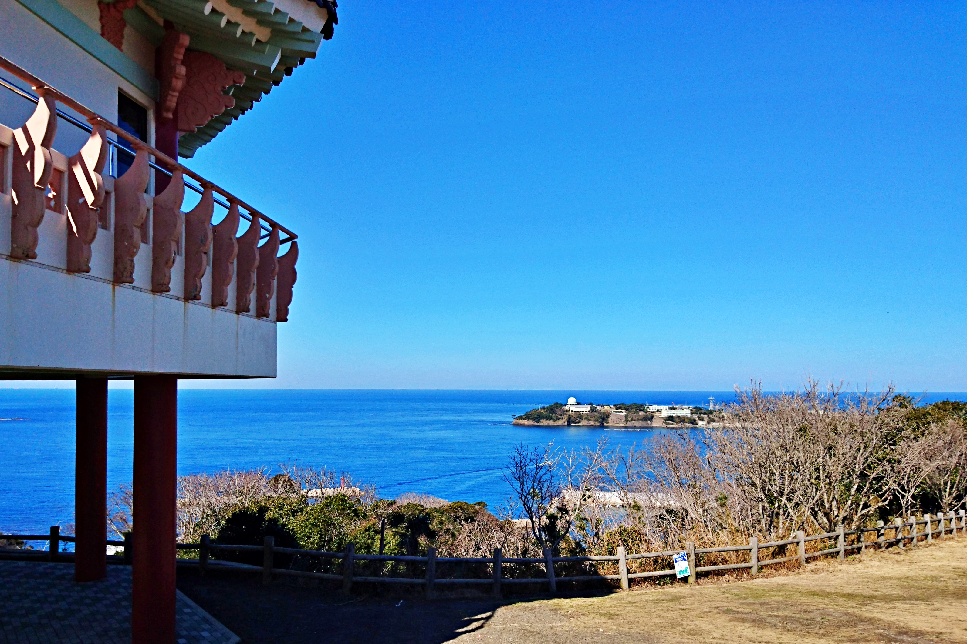 海沿いの高台から望む航空自衛隊海栗島分屯基地